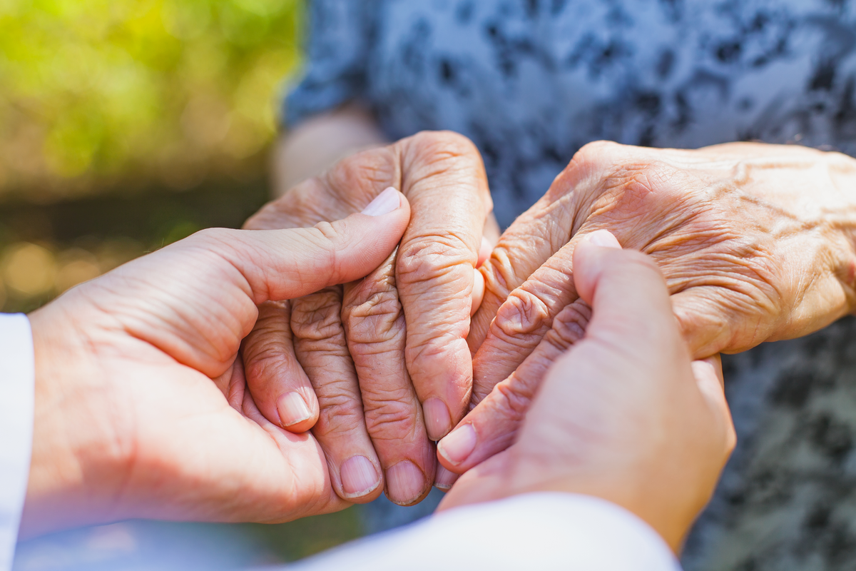 Alzheimer: Neurologen fordern bessere Prävention und mehr Unterstützung für pflegende Angehörige