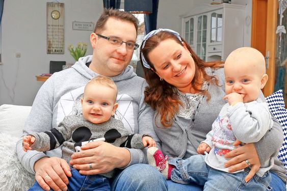 „Die Wunschkinder: Wenn die Verzweiflung keine Grenzen kennt, unsere Kinder aus dem Bauch einer Leihmutter”