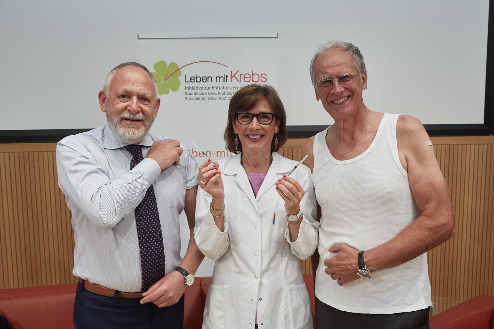Univ. Prof. in Dr. in Ursula Wiedermann-Schmid verabreicht Univ. Prof. Dr. Christoph Zielinski und Univ. Prof. Dr. Paul Sevelda die dritte COVID-19 Impfung beim heutigen Pressefrühstück Die Krebsexperten Univ. Prof. Dr. Christoph Zielinski und Univ. Prof. Dr. Paul Sevelda sind sich einig: „Die möglichst vollständige Impfung gegen COVID 19 und seine Mutationen ist die einzige Möglichkeit, Österreich vor einem weiteren Lockdown zu bewahren. Die Impfung ist sicher und bewahrt nicht nur uns persönlich vor einer meist deutlich schwerer verlaufenden Coronainfektion, sondern schützt vor allem auch unsere Patientinnen und Patienten vor einer Übertragung des Virus. Da wir als onkologisch tätige Ärzte tagtäglich mit HochrisikopatientInnen zu tun haben, wäre es verantwortungslos, nicht geimpft zu sein. Wir fordern daher für den Gesundheitsbereich, aber auch den Bildungsbereich und alle Institutionen, die täglich mit vielen Menschen Kontakt haben, die 2 G Regel einzuführen und auch wirklich zu kontrollieren. Die Politik muss sich ihrer Verantwortung bewußt sein und diese dringend notwendigen Maßnahmen so rasch wie möglich umsetzen.“