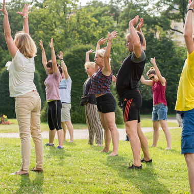 "Bewegt im Park" - kostenloses Fitnessprogramm für jedes Alter im Sommer