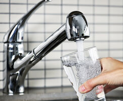 От печата: Паниката заради водата с уран обхваща нови градове