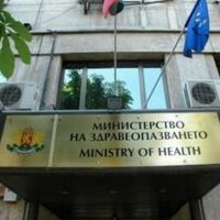 Министър Н. Петров спешно реанимирал човек, припаднал пред МЗ