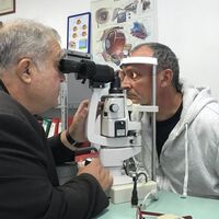 Операция 3 в 1 помогна на пациент с двуочна слепота да гледа телевизия.