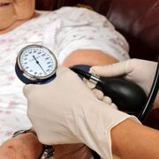 Мизерното заплащане причина за дефицита на 35 000 медицински сестри, акушерки, лаборанти и фелдшери