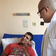 Млад мъж проходи отново след операция в УМБАЛ Бургас