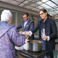 Д-р Невен Енчев и д-р Биляна Захариева раздадоха "Топъл обяд" пред болница "Медлайн"