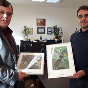 Унгарският посланик благодари на УМБАЛ Бургас с картини на известни художници