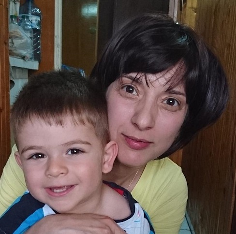 Млада майка се нуждае от помощ, за да живее