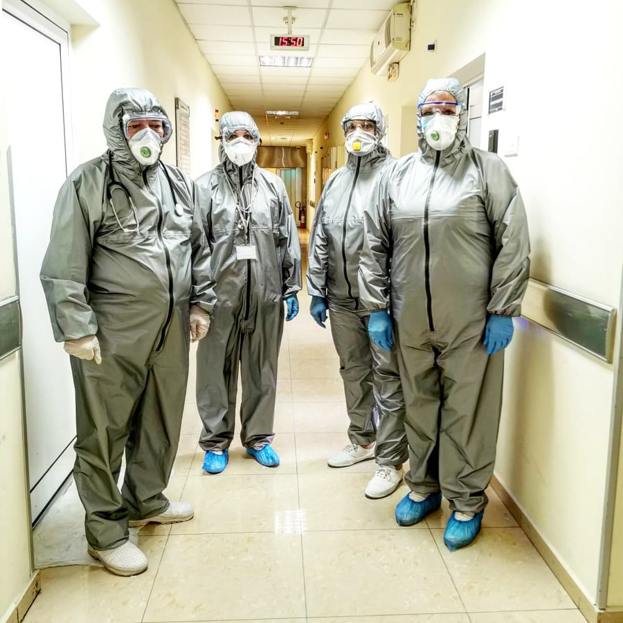 Лице в лице с COVID-19: Специалистите от ВМА облякоха първите БГ защитни облекла
