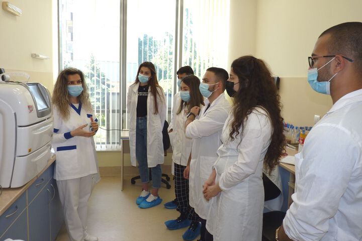 Първите студенти по медицина в Бургас проведоха практически упражнения в микробиологичната лаборатория на „ЛИНА”