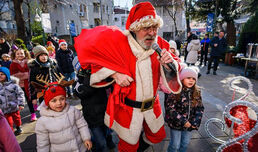 Дядо Коледа зарадва децата на служители на МУ-Варна