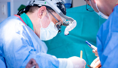 Български хирурзи в екип с водещ австрийски специалист оперираха успешно момченце с аневризма 
