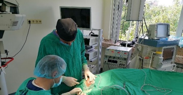 Mъж без външен слухов проход вече ще може да чува благодарение на уникална операция