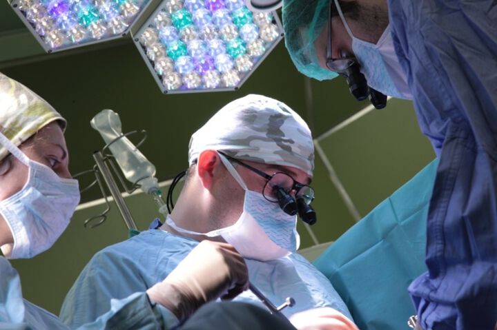 Кардиохирурзи спасиха живота на 35-годишен мъж с дисекация на аортата и екстремно затлъстяване