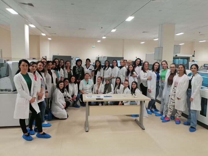 Бъдещи акушерки и медицински сестри впечатлени от използването на изкуствен интелект в лаборатория „ЛИНА”