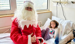 Дядо Коледа посети децата в Клиниката по педиатрия и им раздаде подаръци