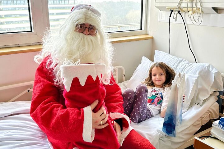 Дядо Коледа посети децата в Клиниката по педиатрия и им раздаде подаръци