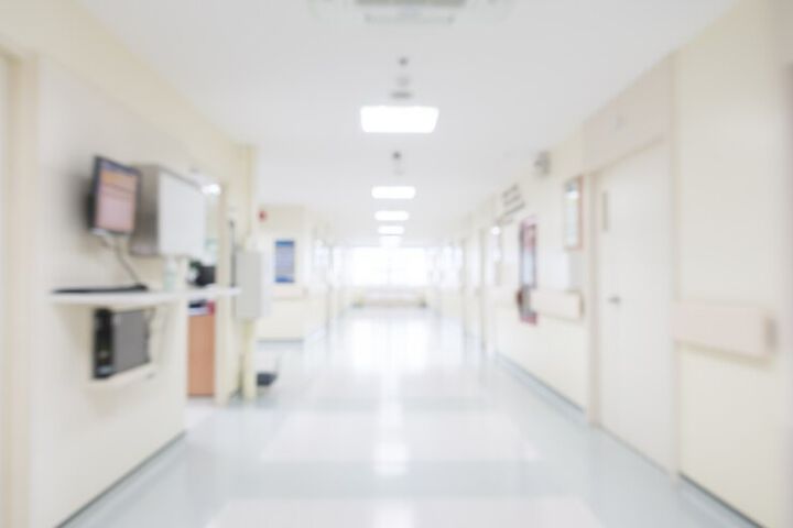 Кабинетът забранява разкриването на нови болници у нас