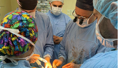 Съдовите хирурзи на УМБАЛ „Св. Екатерина“ спасиха пациент с големи симптоматични аневризми