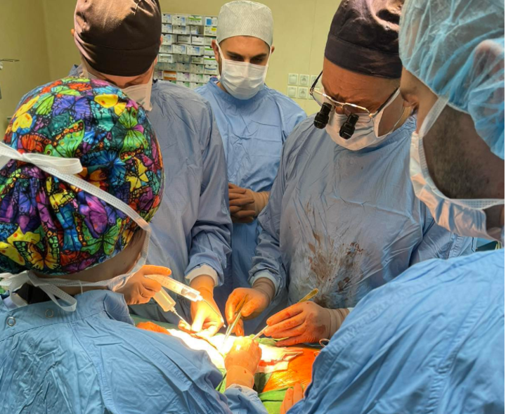 Съдовите хирурзи на УМБАЛ „Св. Екатерина“ спасиха пациент с големи симптоматични аневризми