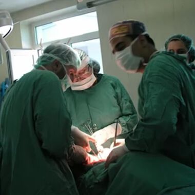 В Национална онкологична болница извършиха рядка и изключително сложна операция на бременна жена с огромен тумор на десния бъбрек