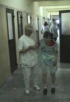 Все повече възрастни пациенти се лекуват оперативно поради заболявания на опорно-двигателния апарат. Как протича рехабилитацията след оперативно лечение?