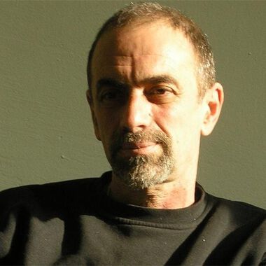 Шеф на болница се прави на просяк, проверява подопечните си