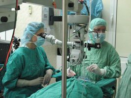 Хирургия на живо демонстрират лекарите от Клиниката по очни болести в УМБАЛ „Свети Георги“
