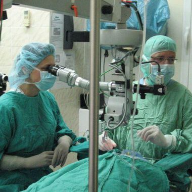 Хирургия на живо демонстрират лекарите от Клиниката по очни болести в УМБАЛ „Свети Георги“