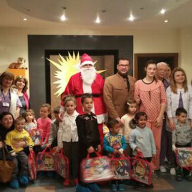 Дядо Коледа обсипа с подаръци малките пациенти в „Централ Хоспитал“