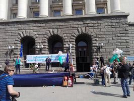 Близо 2000 български лекари от цялата страна протестираха в София (ВИДЕО)