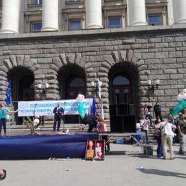 Близо 2000 български лекари от цялата страна протестираха в София (ВИДЕО)