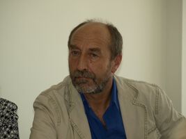 Петър Москов е между чука и наковалнята!