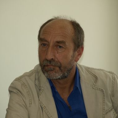 Петър Москов е между чука и наковалнята!