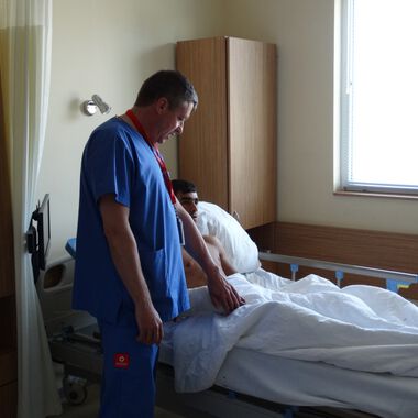 Лекари от УМБАЛ „Дева Мария” спасиха прерязана до кост ръка на 24-годишен младеж от Айтос