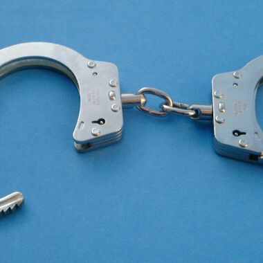 Мъж е задържан за 5 денонощия след обида на лекари в Лом