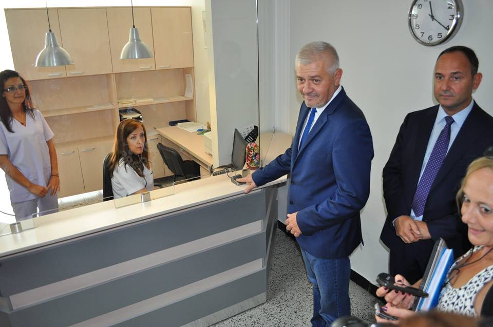 Зам.-министър Ваньо Шарков пробва пръстовия идентификатор в УМБАЛ „Свети Георги“