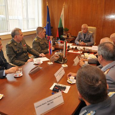 ВМА обменя опит с военни лекари от Сърбия