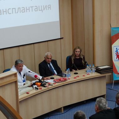 Две деца чакат за изкуствено сърце