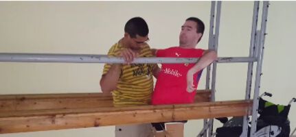 Млад мъж, страдащ от Квадриплегия всеки ден прави нова стъпка към деня, в който ще проходи