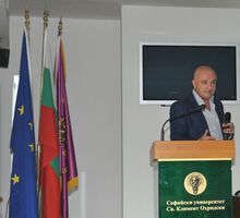 Проф. Мутафчийски с лекция пред студенти за приноса на военната хирургия в лечението на съвременната травма