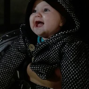 Бебе със скъсено краче се нуждае от средства за операция