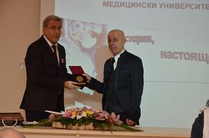 Проф. Дечев бе удостоен с почетния знак на Медицински университет-Пловдив по време на 50-годишния юбилей на Клиниката по урология