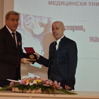 Проф. Дечев бе удостоен с почетния знак на Медицински университет-Пловдив по време на 50-годишния юбилей на Клиниката по урология