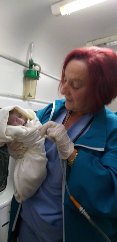 Екип на ЦСМП-Плевен осъществи сложно израждане в линейка
