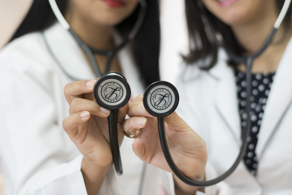 Herzinfarkt: bei weiblichen Ärzten sterben weniger PatientInnen
