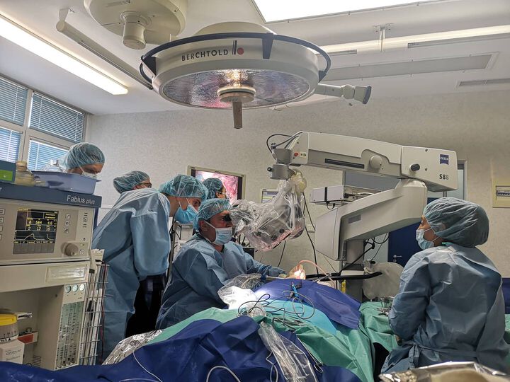 Уникална операция за отстраняване на карцином във ВМА