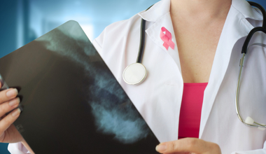Brustkrebsvorsorge: Ab wann, wie oft & welche Untersuchungen werden empfohlen?