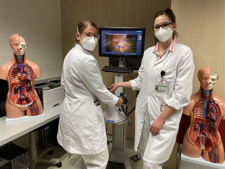 Salzburger Landeskliniken: Chirurgischer Nachwuchs trainiert in neuem Simulationszentrum