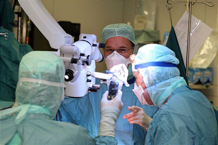 Weltpremiere im OP: 22-stündiger Eingriff beendet jahrelange Leidensgeschichte von Patientin (53)